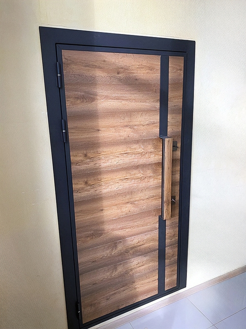 Дверь со шпоном и бугельной ручкой Дверь со шпоном и бугельной ручкой