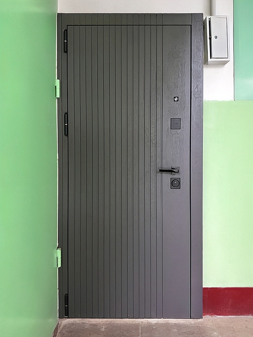 Серая металлическая дверь Серая металлическая дверь