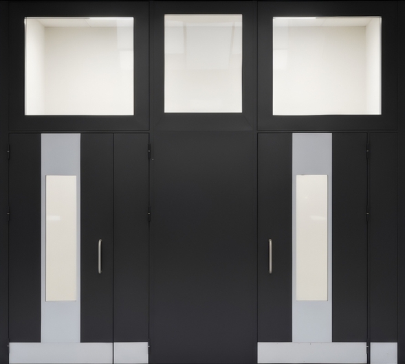 Нестандартная входная подъездная группа с остеклением, отбойниками и черным окрашиванием Нестандартная входная подъездная группа с остеклением, отбойниками и черным окрашиванием