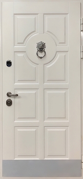 Белая термодверь с кнокером и отбойником Белая термодверь с кнокером и отбойником