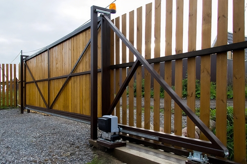 Фото откатных ворот с деревянными планками Фото откатных ворот с деревянными планками