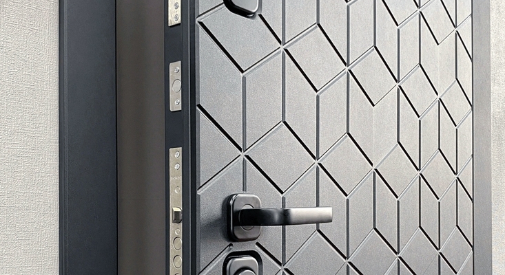 Как выбрать хорошую отделку на входные двери, чтобы долго сохраняла первозданный вид? Как выбрать хорошую отделку на входные двери, чтобы долго сохраняла первозданный вид?