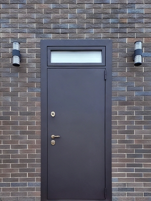 С остекленной фрамугой С остекленной фрамугой